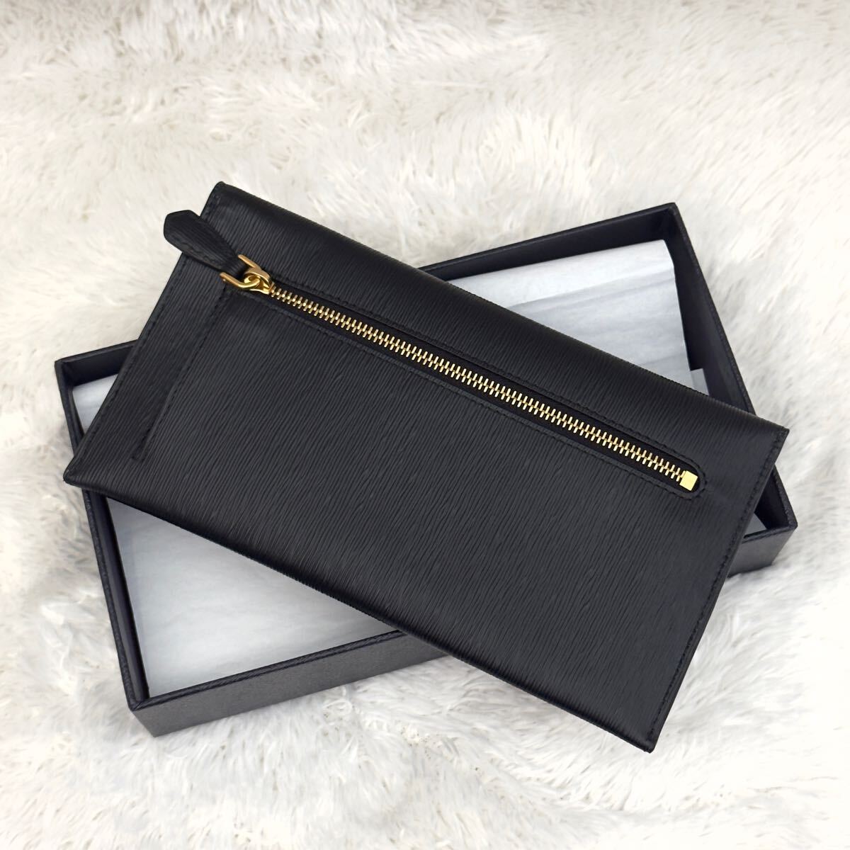 新品同様 RFID内蔵 プラダ PRADA エンベロープ 財布 ゴールド 新品同様 RFID内蔵 プラダ PRADA エンベロープ 財布 ゴールド