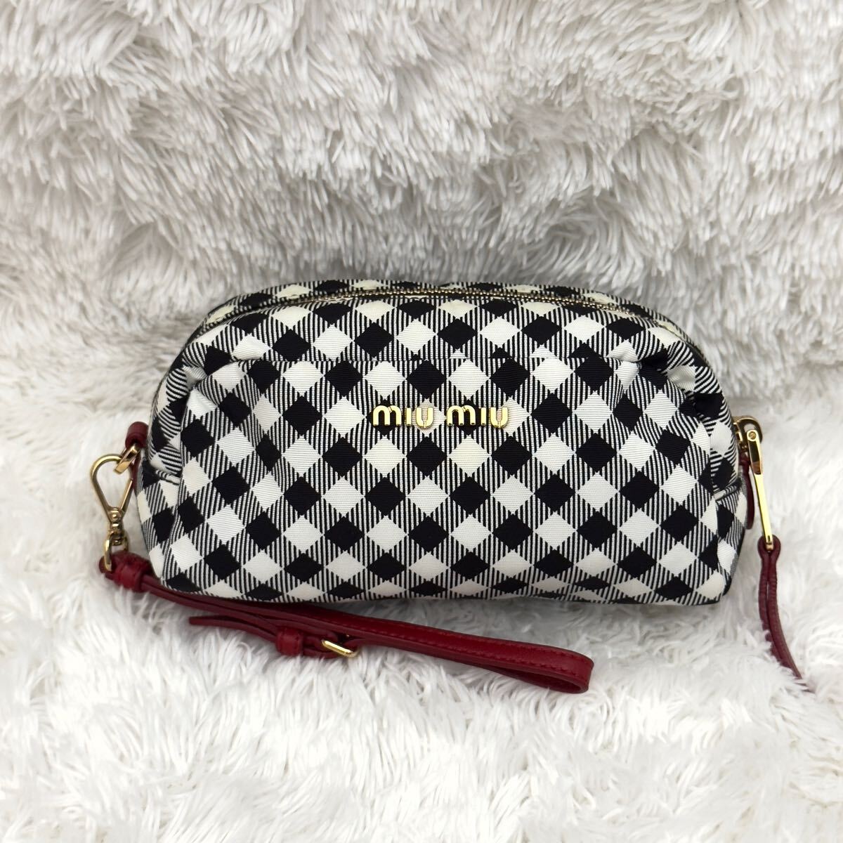 極美品 MIUMIU ミュウミュウ ポーチ クラッチバッグ ゴールド 極美品 MIUMIU ミュウミュウ ポーチ クラッチバッグ ゴールド