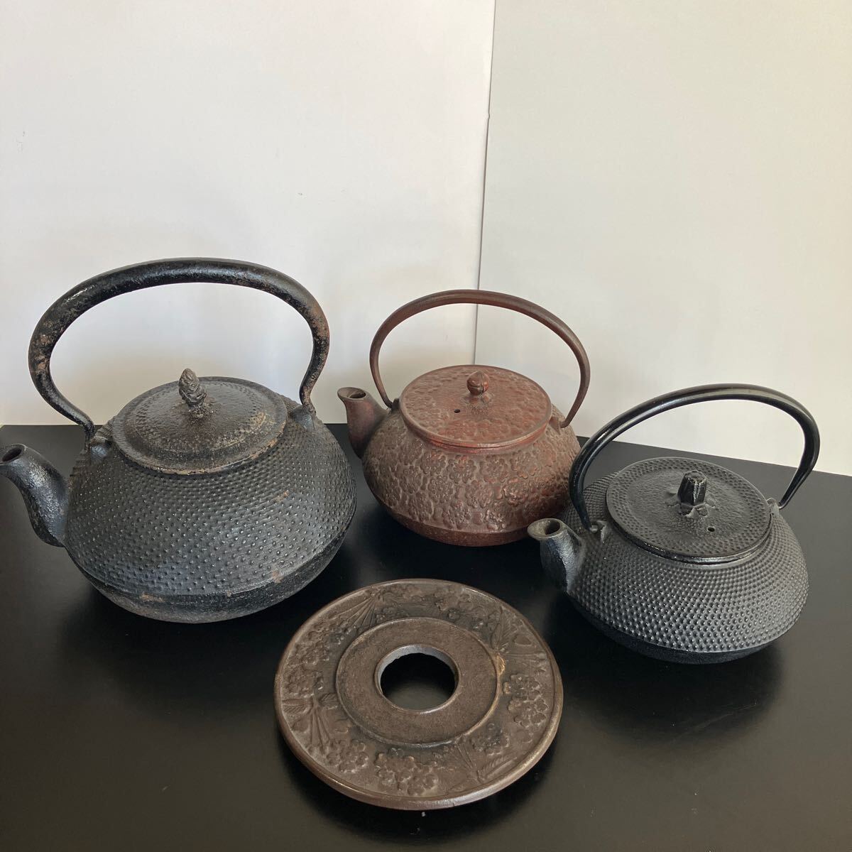 鉄瓶】三点まとめ 鍋敷き 南部鉄器 鉄器 急須 茶器 岩鋳 工芸品 鉄瓶】三点まとめ 鍋敷き 南部鉄器 鉄器 急須 茶器 岩鋳 工芸品