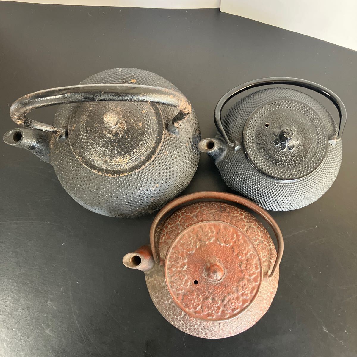 鉄瓶】三点まとめ 鍋敷き 南部鉄器 鉄器 急須 茶器 岩鋳 工芸品 鉄瓶】三点まとめ 鍋敷き 南部鉄器 鉄器 急須 茶器 岩鋳 工芸品