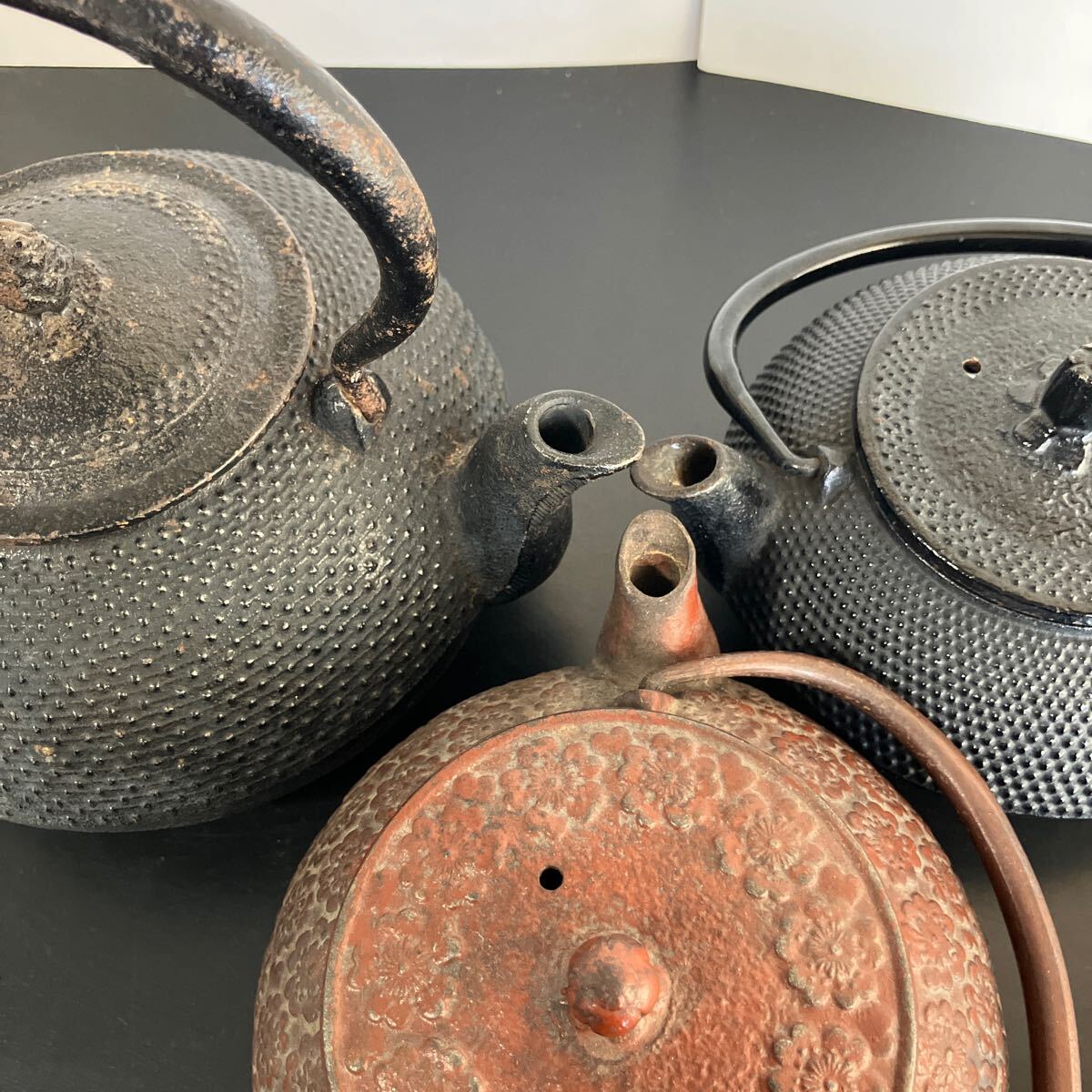 鉄瓶】三点まとめ 鍋敷き 南部鉄器 鉄器 急須 茶器 岩鋳 工芸品 鉄瓶】三点まとめ 鍋敷き 南部鉄器 鉄器 急須 茶器 岩鋳 工芸品