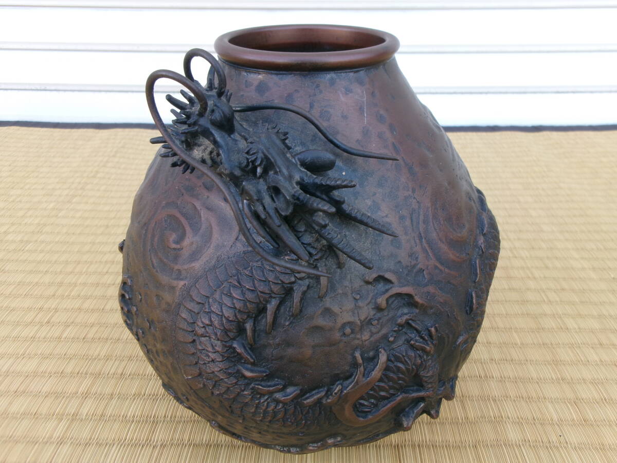 同梱不可】 金工師 米田秀保 銅製 盛上雲龍図 花瓶 高さ24cm 重 同梱不可】 金工師 米田秀保 銅製 盛上雲龍図 花瓶 高さ24cm 重
