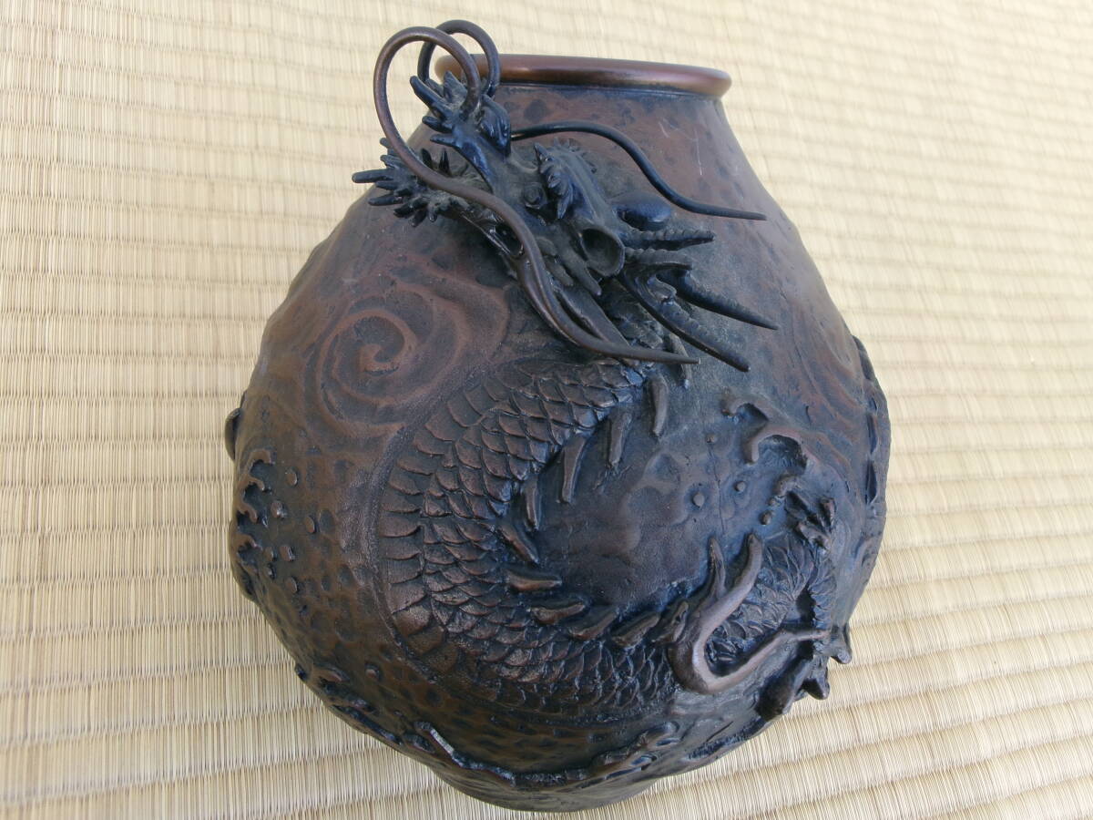 同梱不可】 金工師 米田秀保 銅製 盛上雲龍図 花瓶 高さ24cm 重 同梱不可】 金工師 米田秀保 銅製 盛上雲龍図 花瓶 高さ24cm 重