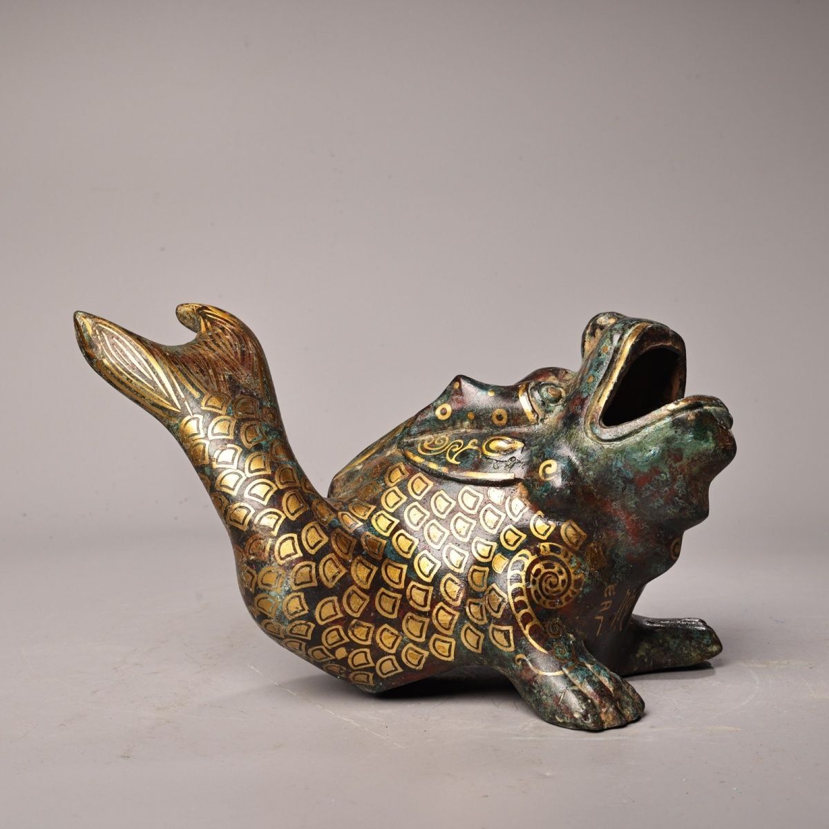 珍寶斎】D12旧家蔵出 古玩青銅器錯金竜魚重さ1200グラム高さ15 珍寶斎】D12旧家蔵出 古玩青銅器錯金竜魚重さ1200グラム高さ15