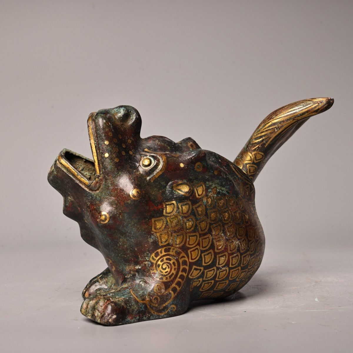 珍寶斎】D12旧家蔵出 古玩青銅器錯金竜魚重さ1200グラム高さ15 珍寶斎】D12旧家蔵出 古玩青銅器錯金竜魚重さ1200グラム高さ15