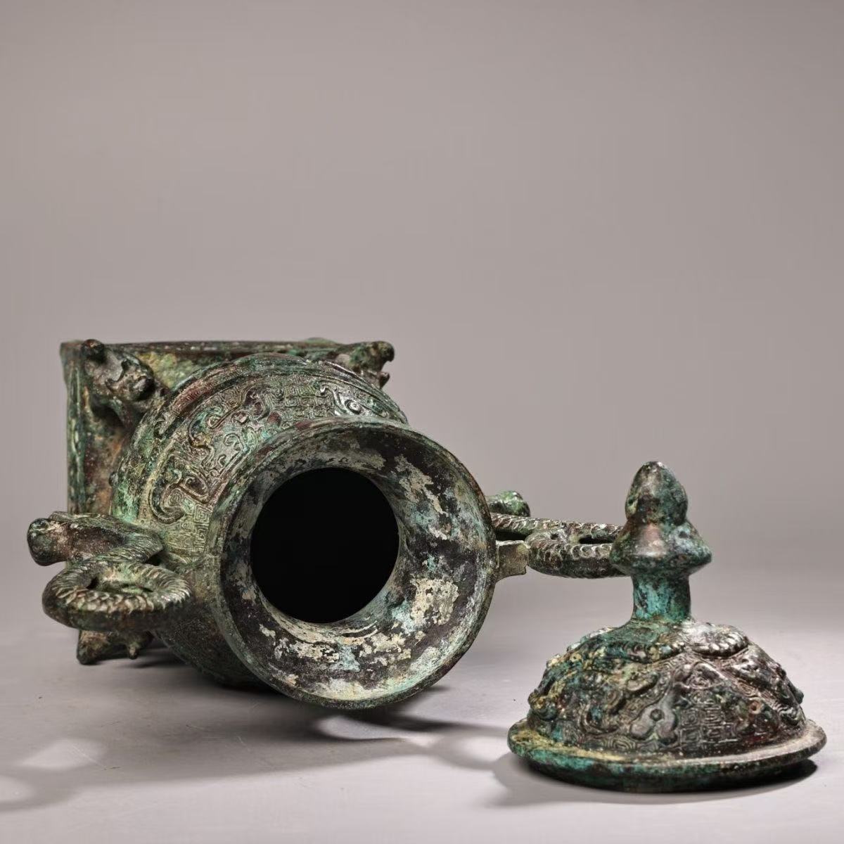 珍寶斎】b27旧家蔵出 青銅器 竜耳 花瓶 置物 重さ2000グラム高さ 珍寶斎】b27旧家蔵出 青銅器 竜耳 花瓶 置物 重さ2000グラム高さ