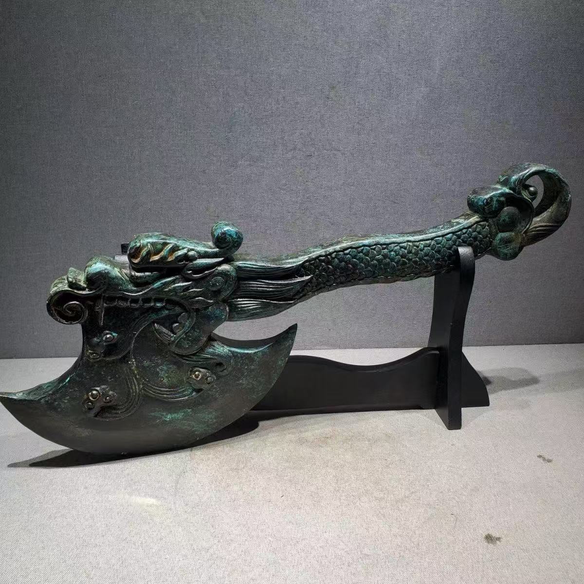 珍寶斎】y406旧家収蔵 漢代 青銅器 龍斧 置物 縦:49cm横:20cm 珍寶斎】y406旧家収蔵 漢代 青銅器 龍斧 置物 縦:49cm横:20cm