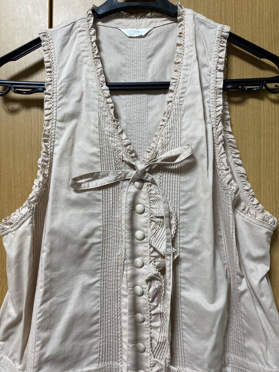 胸元に紐でリボン結べます