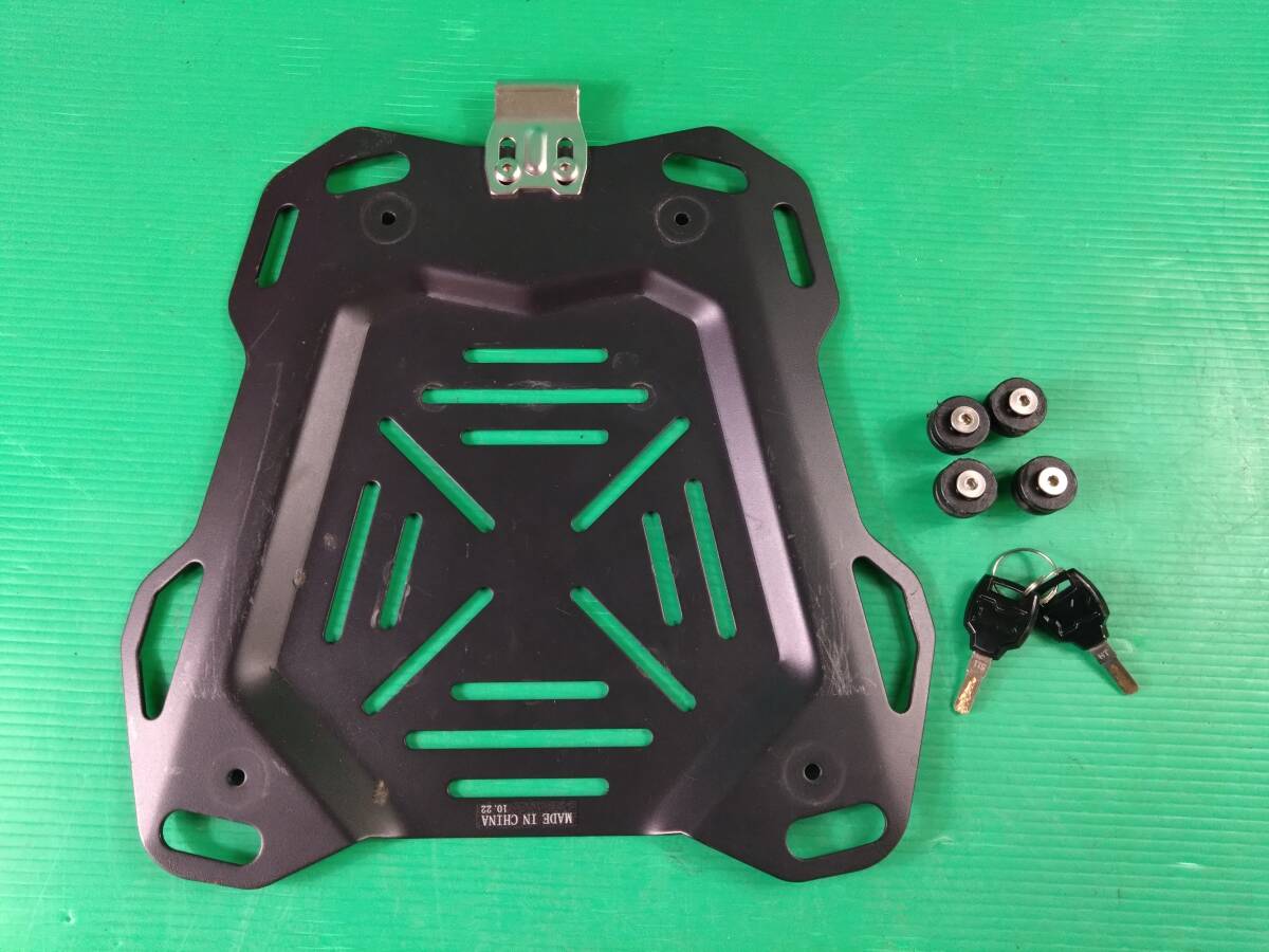 160　1FI　汎用トップケース　リアボックス　箱　ベース?金具?カギ有り　メーカー不明　中古　20250415