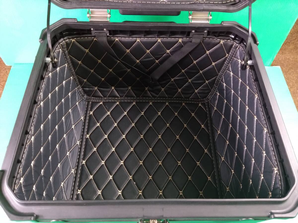 160　1FI　汎用トップケース　リアボックス　箱　ベース?金具?カギ有り　メーカー不明　中古　20250415