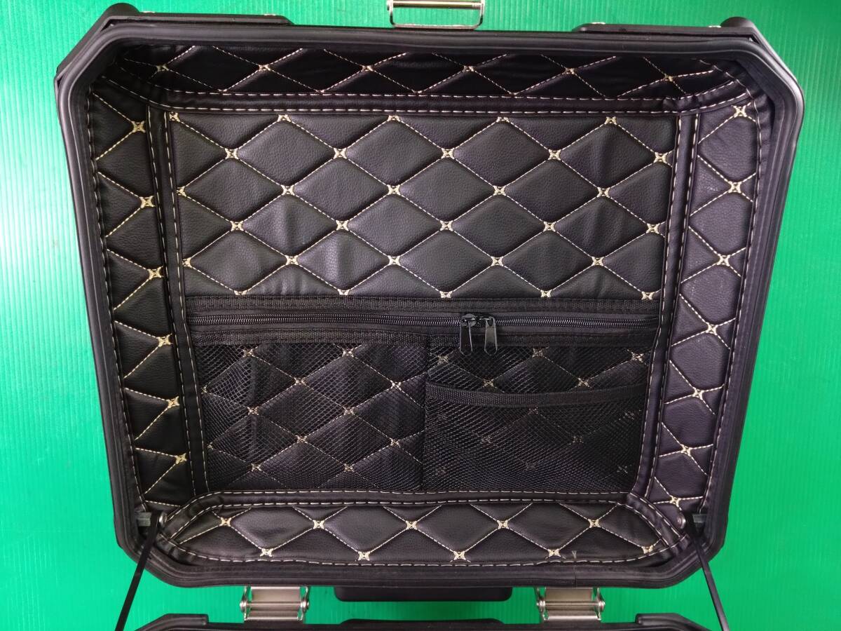 160　1FI　汎用トップケース　リアボックス　箱　ベース?金具?カギ有り　メーカー不明　中古　20250415