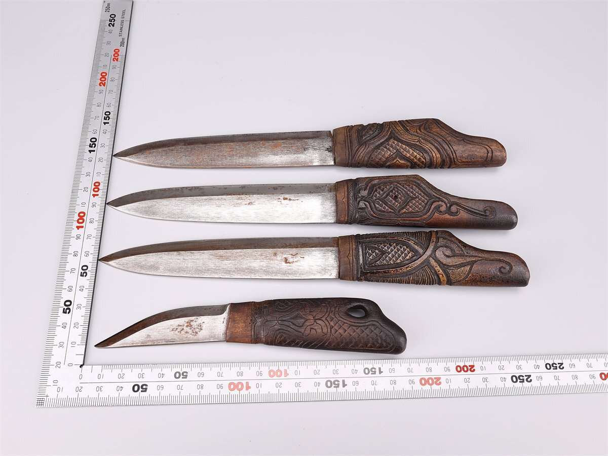 吉】WA995 北海道 アイヌ民族 木彫 狩猟刀 ナイフ 4点 一括出品 吉】WA995 北海道 アイヌ民族 木彫 狩猟刀 ナイフ 4点 一括出品