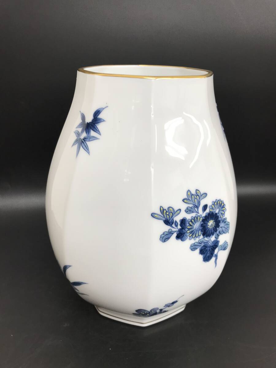 N62 大倉陶園 四君子 菊梅菖蒲竹文 染付 花瓶 花器 八角 N62 大倉陶園 四君子 菊梅菖蒲竹文 染付 花瓶 花器 八角