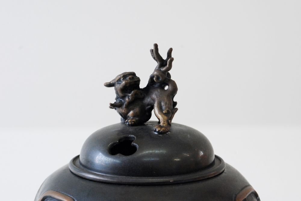 金工師 能作 吉秀 銅製 獅子摘六面窓三ツ足香炉 共箱 茶道具 金工師 能作 吉秀 銅製 獅子摘六面窓三ツ足香炉 共箱 茶道具