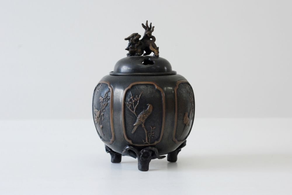 金工師 能作 吉秀 銅製 獅子摘六面窓三ツ足香炉 共箱 茶道具 金工師 能作 吉秀 銅製 獅子摘六面窓三ツ足香炉 共箱 茶道具