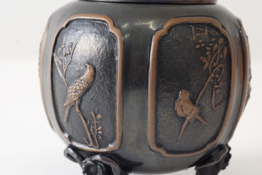 金工師 能作 吉秀 銅製 獅子摘六面窓三ツ足香炉 共箱 茶道具 金工師 能作 吉秀 銅製 獅子摘六面窓三ツ足香炉 共箱 茶道具
