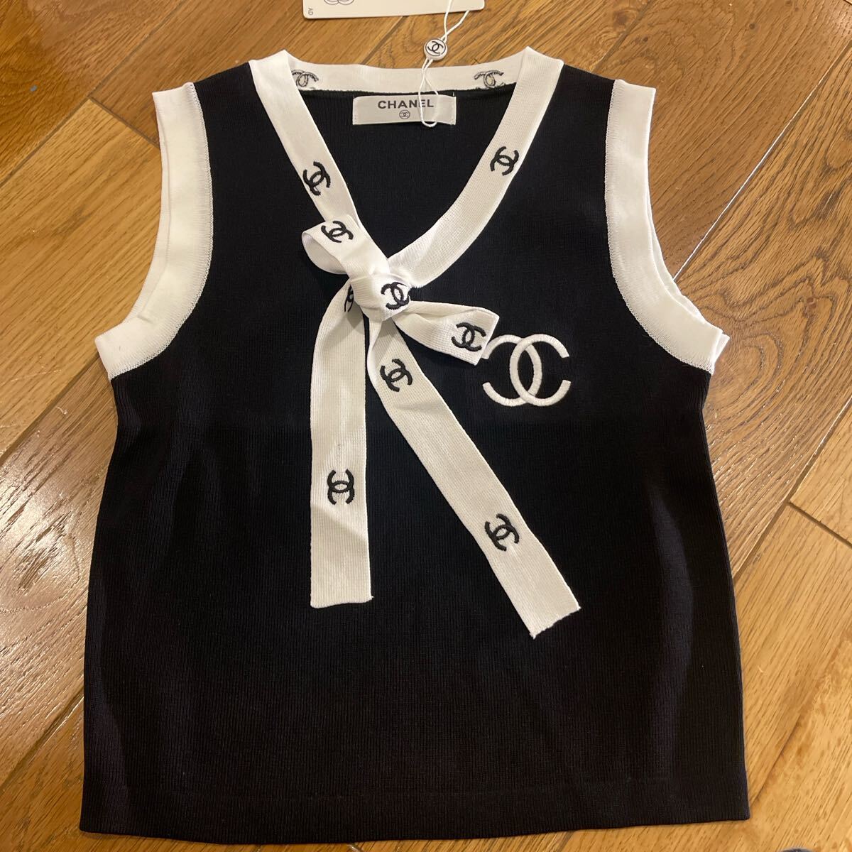 Yahoo!オークション - CHANEL シャネルニット半袖刺繍 黒色 S Yahoo!オークション - CHANEL シャネルニット半袖刺繍 黒色 S