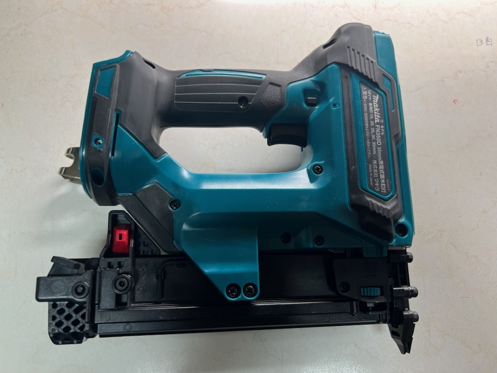 マキタ 35mm 18V充電式面木釘打 FN350D中古品(本体のみ・電池 マキタ 35mm 18V充電式面木釘打 FN350D中古品(本体のみ・電池