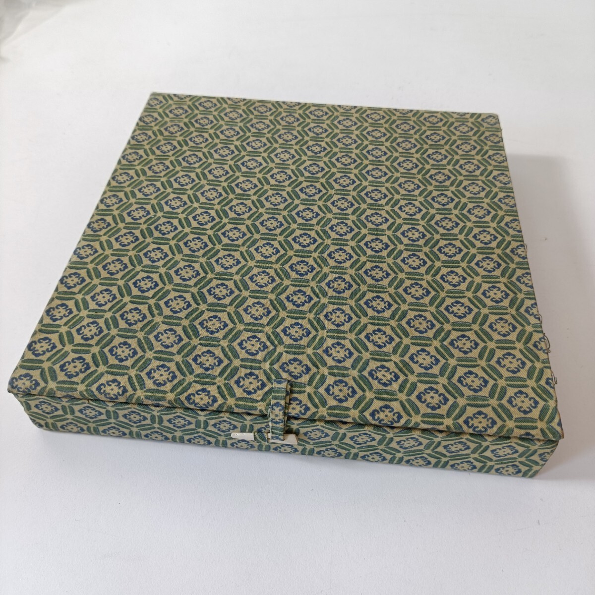 1980s~1990s 中国 蘇州名産 美術工芸品 両面刺繍 猫と蟷螂 高さ 1980s~1990s 中国 蘇州名産 美術工芸品 両面刺繍 猫と蟷螂 高さ