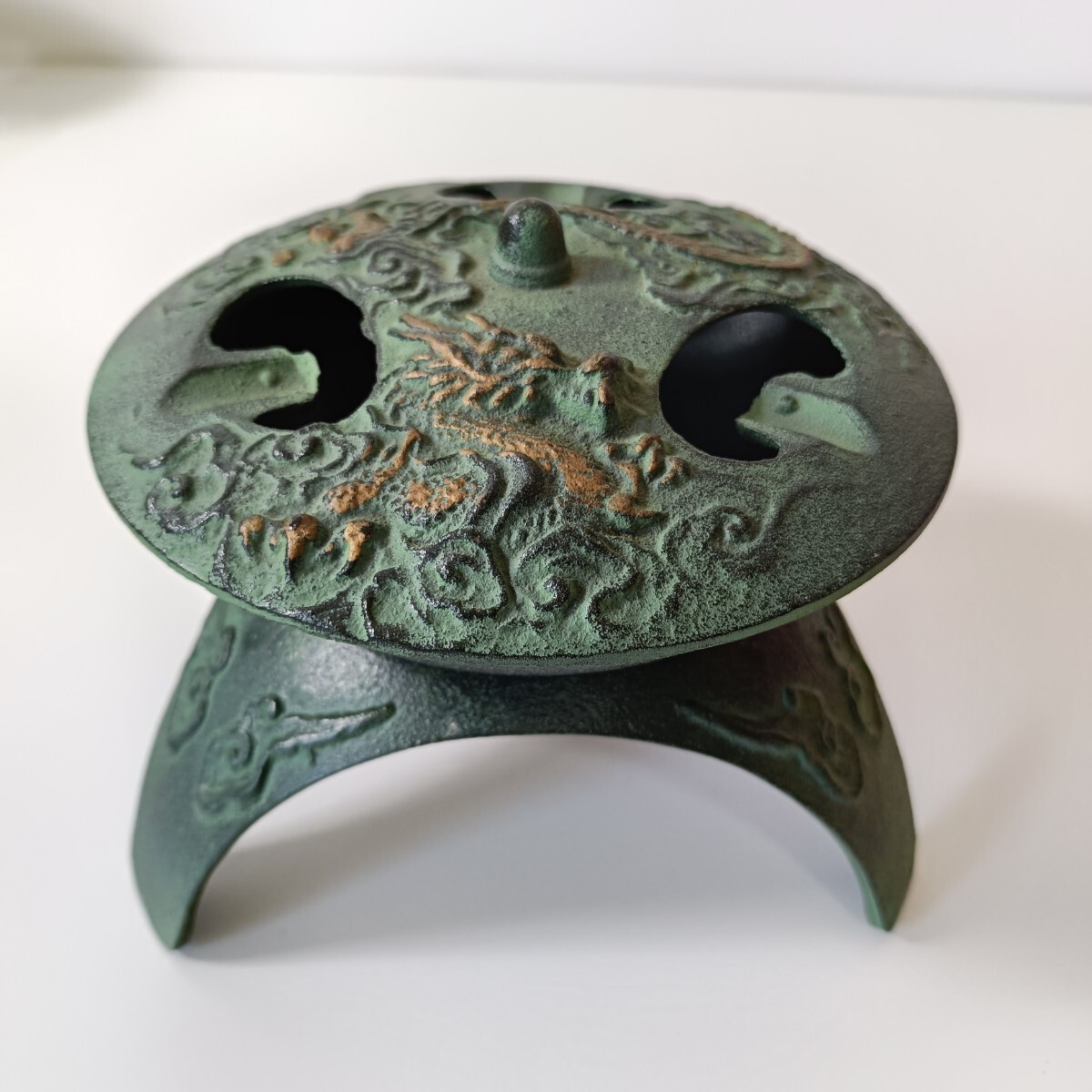 高岡銅器 龍刻三足香炉 高さ14.5cm×幅18.4cm [鉄製 鋳物 香炉 高岡銅器 龍刻三足香炉 高さ14.5cm×幅18.4cm [鉄製 鋳物 香炉