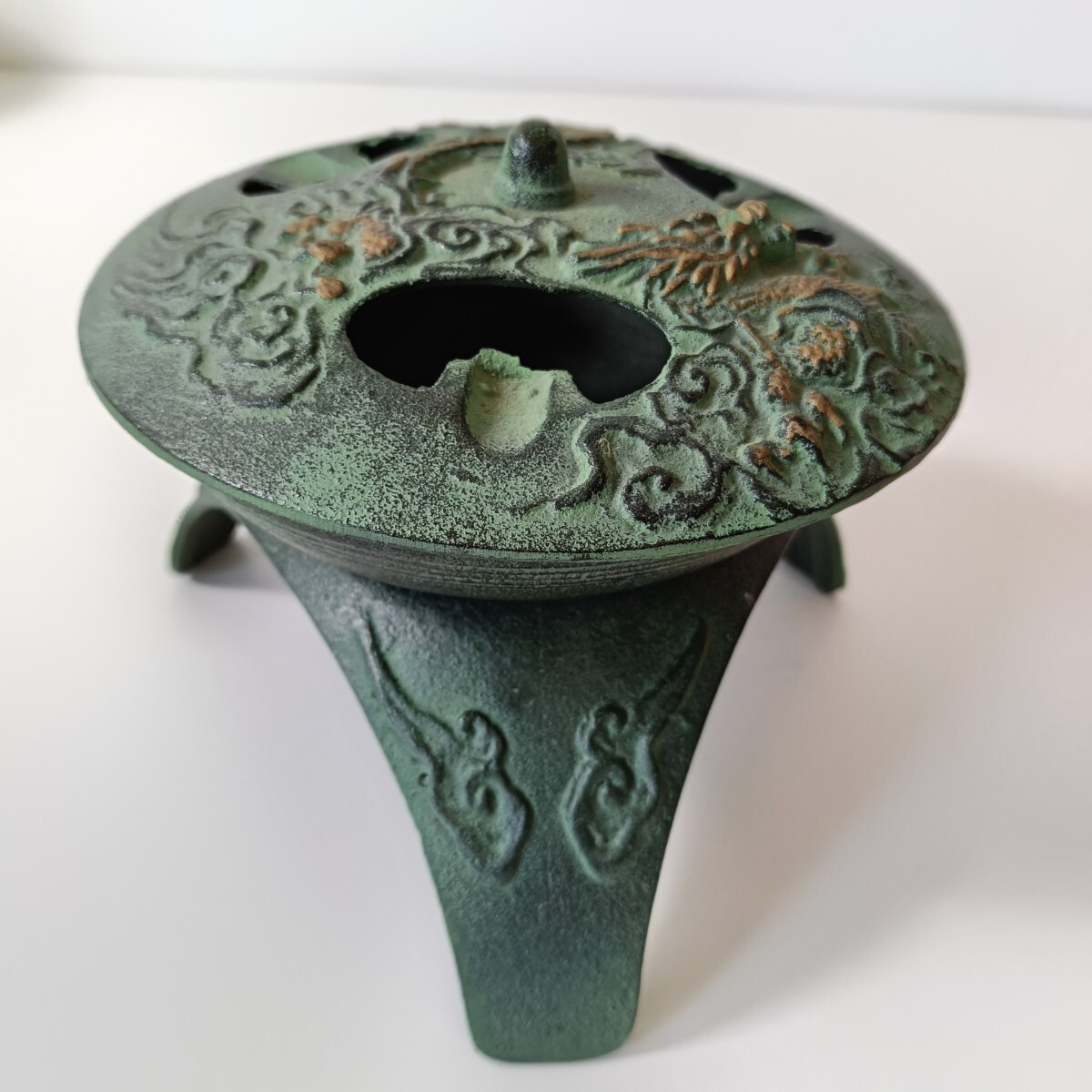 高岡銅器 龍刻三足香炉 高さ14.5cm×幅18.4cm [鉄製 鋳物 香炉 高岡銅器 龍刻三足香炉 高さ14.5cm×幅18.4cm [鉄製 鋳物 香炉