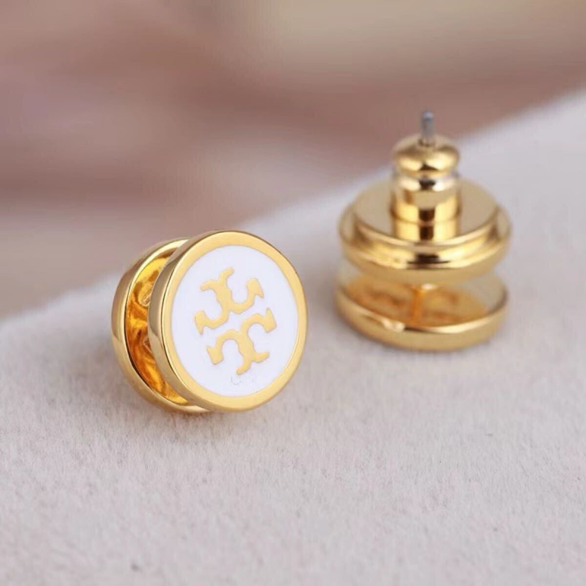 新品　TB005-01 Tory Burch トリーバーチ　定番　ロゴ　ピアス　ホワイト