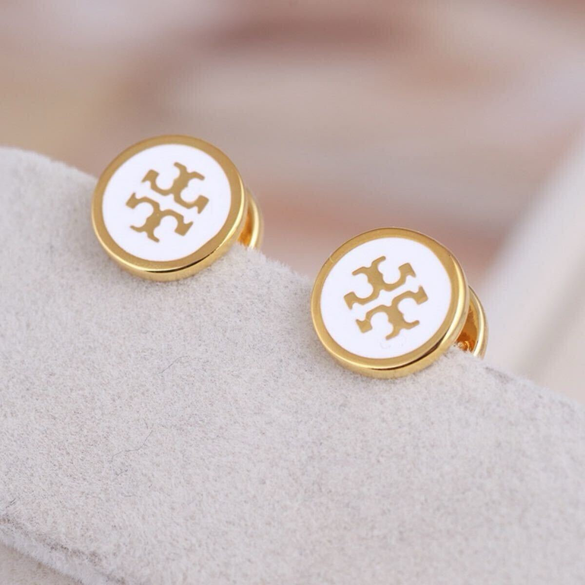 新品　TB005-01 Tory Burch トリーバーチ　定番　ロゴ　ピアス　ホワイト