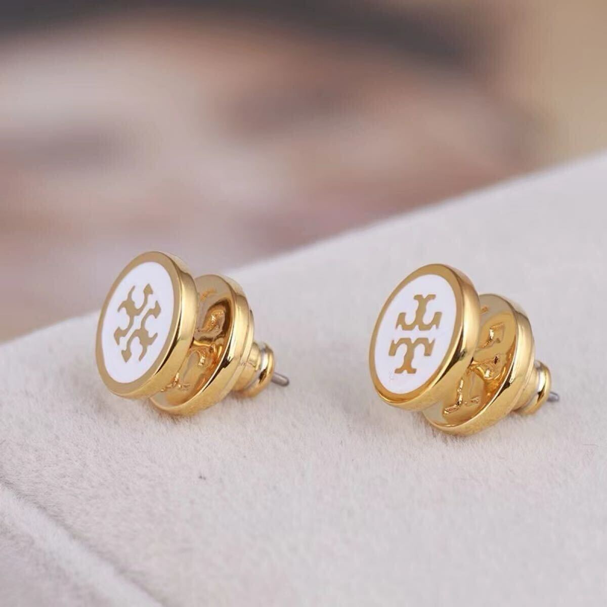 新品　TB005-01 Tory Burch トリーバーチ　定番　ロゴ　ピアス　ホワイト