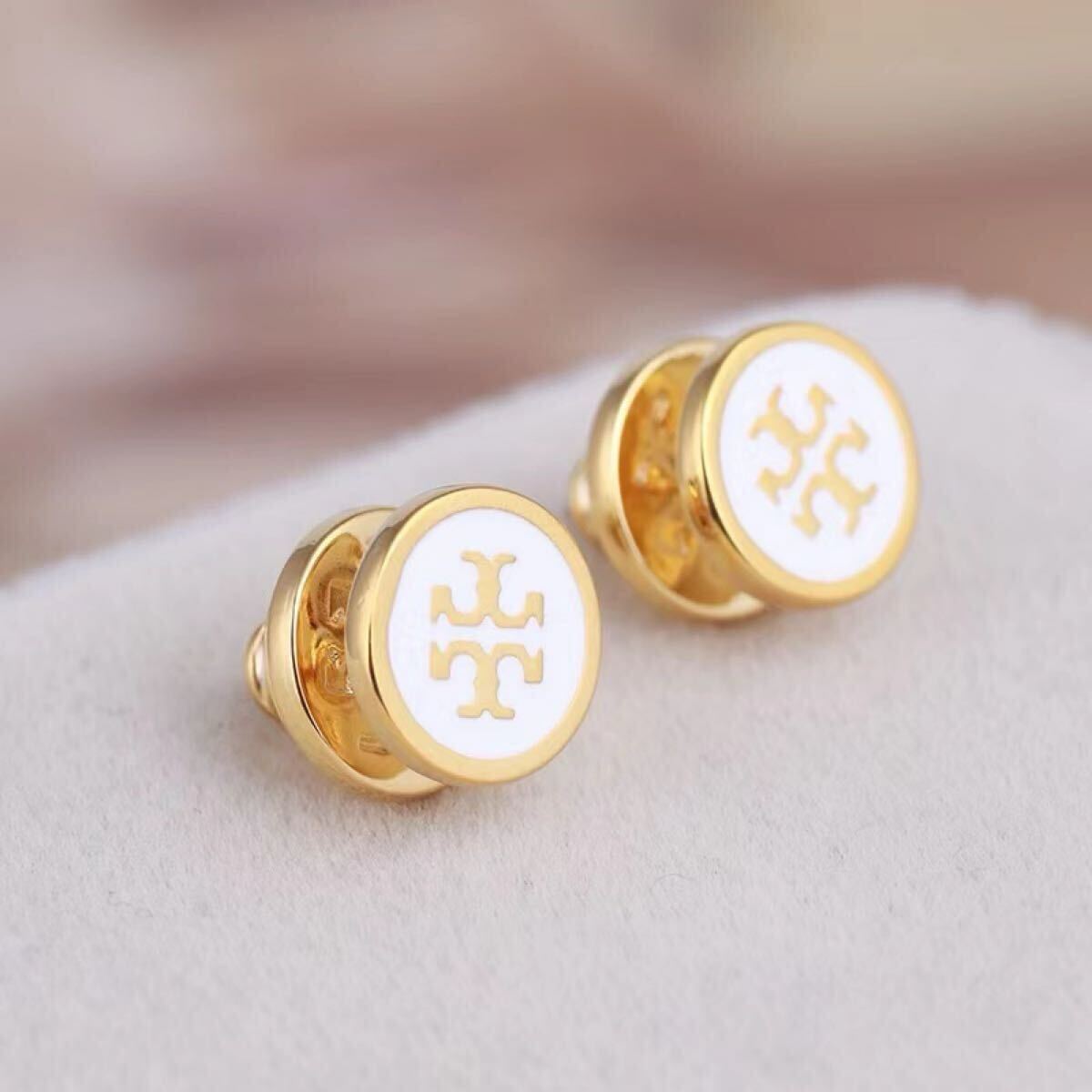 新品　TB005-01 Tory Burch トリーバーチ　定番　ロゴ　ピアス　ホワイト