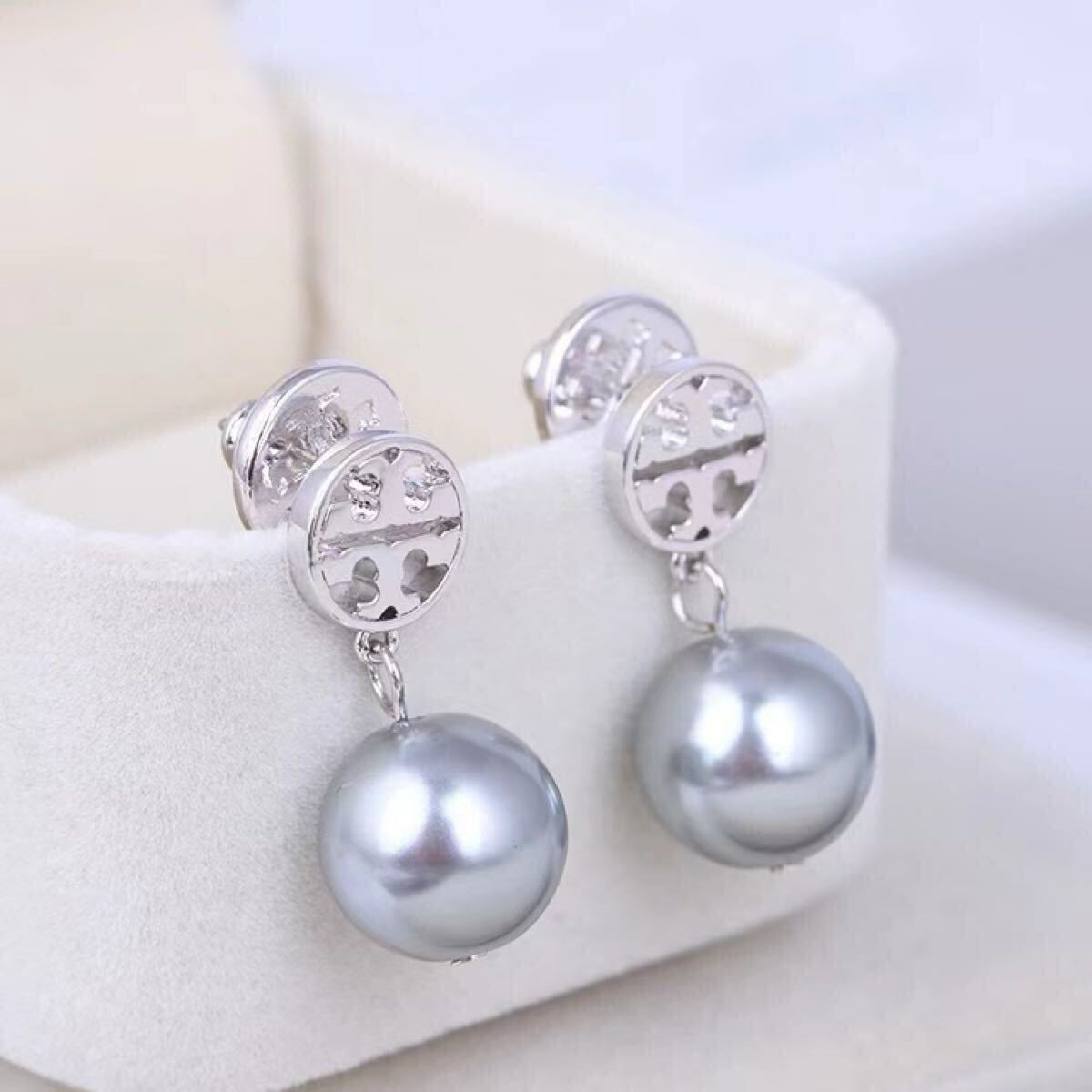 新品未使用　TB013-03 Tory Burch トリーバーチ　定番 ロゴ ピアス　パール　シルバー