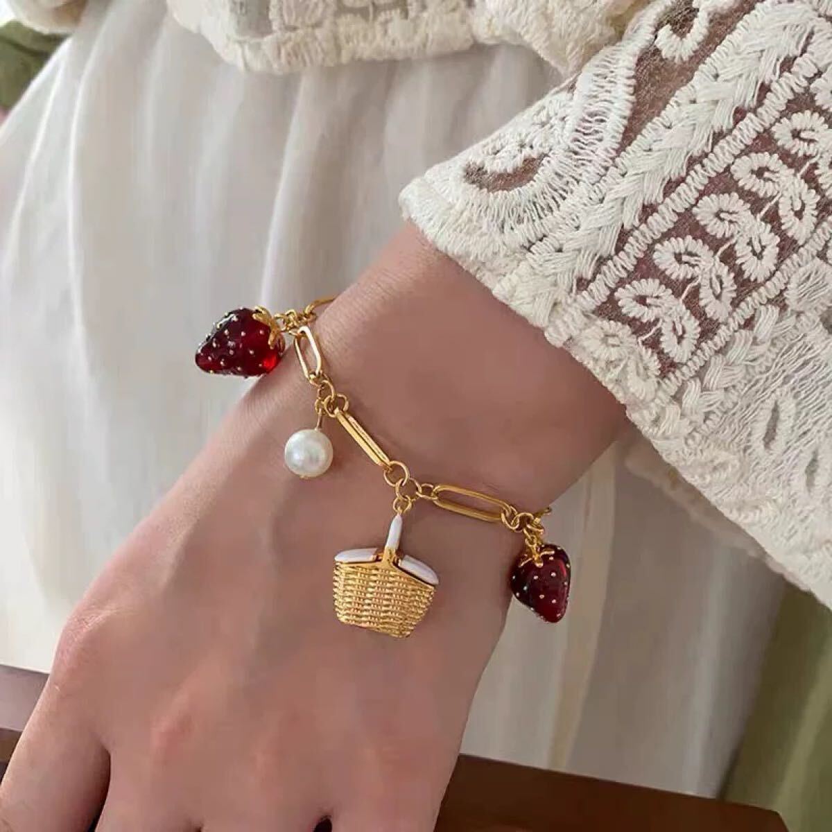 新品未使用 Kate Spade ケイトスペード ブレスレット いちご 新品未使用 Kate Spade ケイトスペード ブレスレット いちご