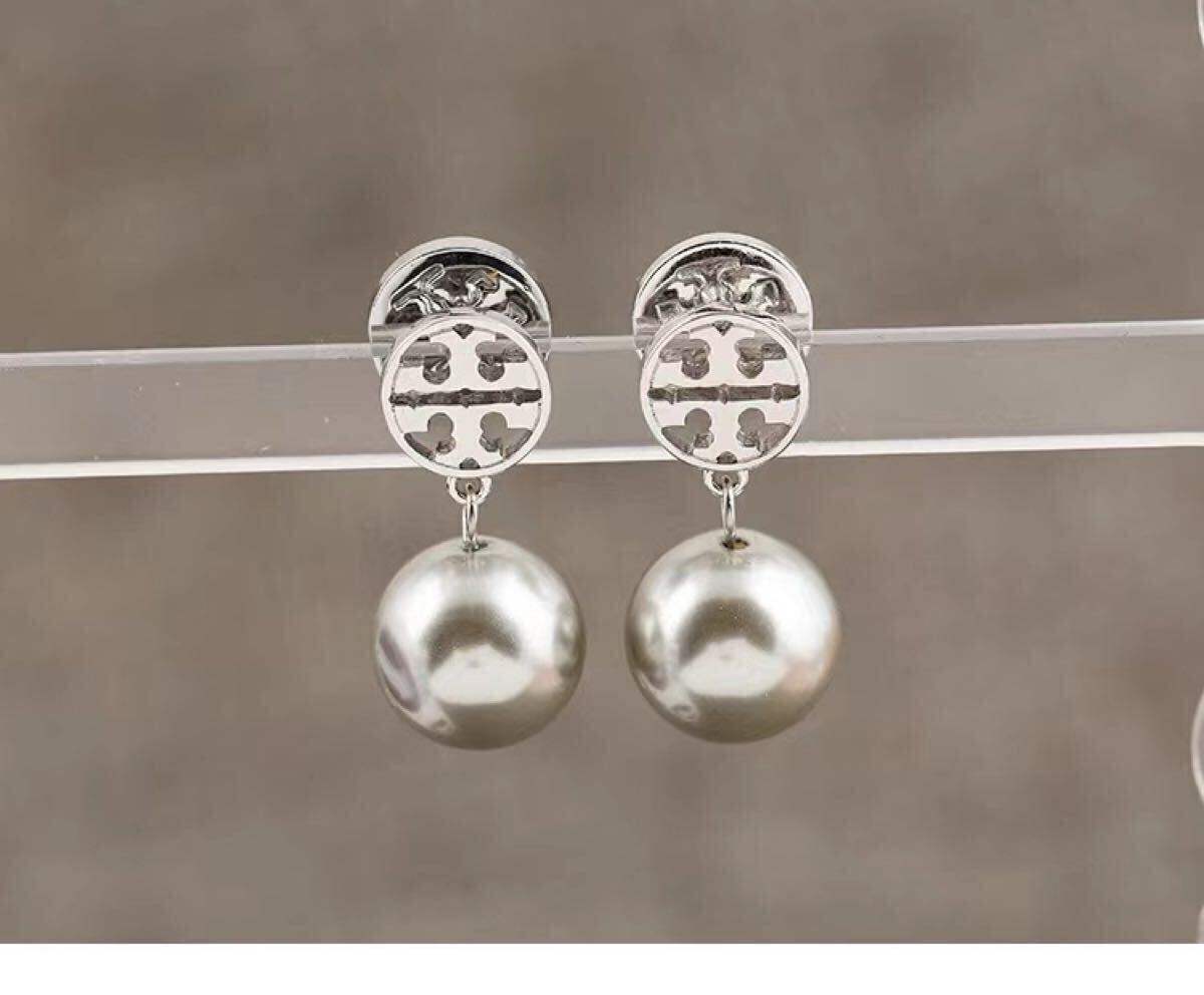 新品未使用　TB013-03 Tory Burch トリーバーチ　定番 ロゴ ピアス　パール　シルバー