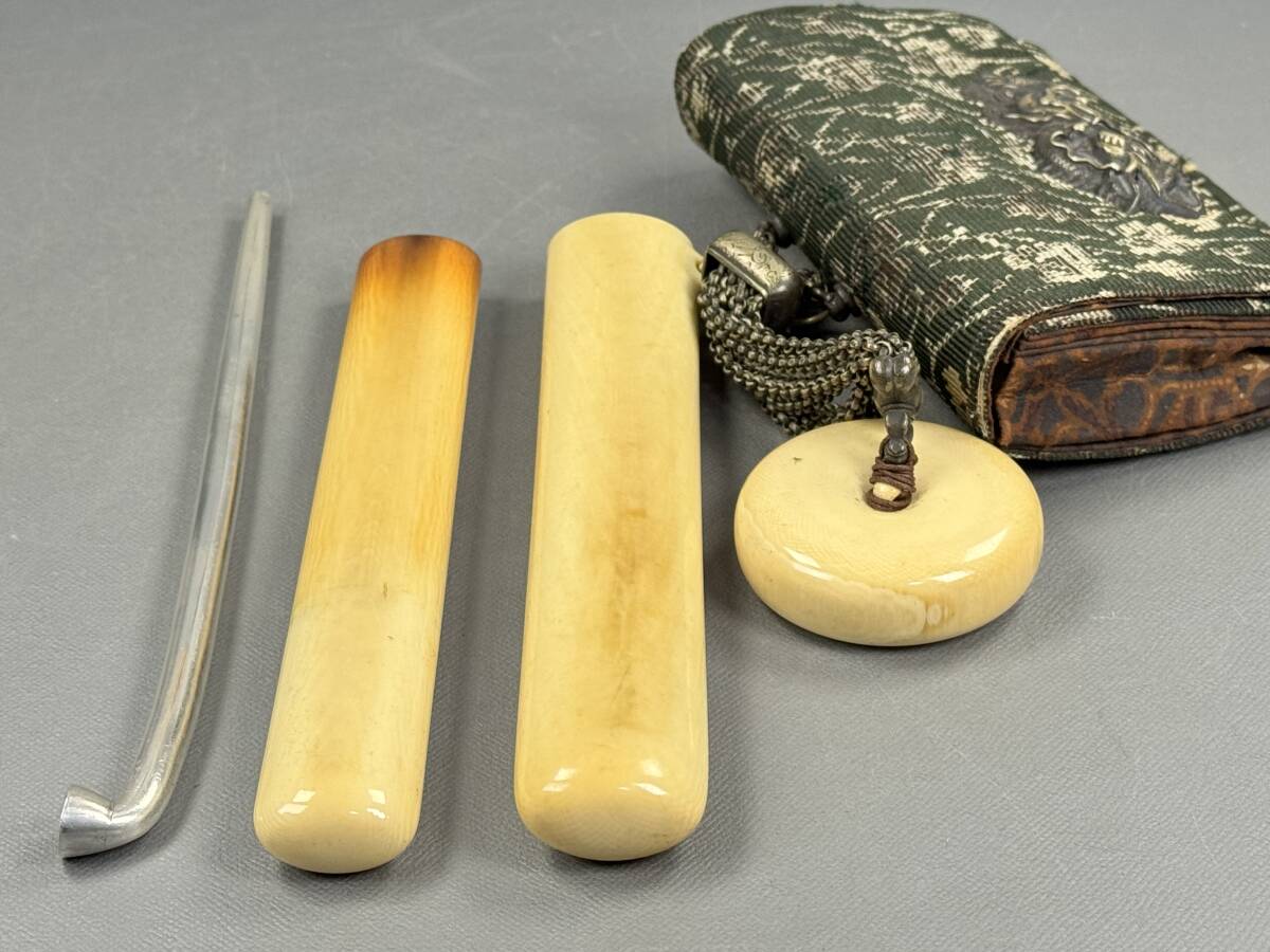偲】喫煙具 銀製煙管 天然白材 煙草入れ 龍模様 提げ物 緒締 偲】喫煙具 銀製煙管 天然白材 煙草入れ 龍模様 提げ物 緒締
