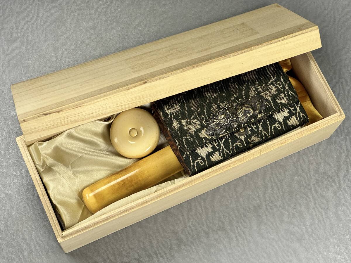 偲】喫煙具 銀製煙管 天然白材 煙草入れ 龍模様 提げ物 緒締 偲】喫煙具 銀製煙管 天然白材 煙草入れ 龍模様 提げ物 緒締