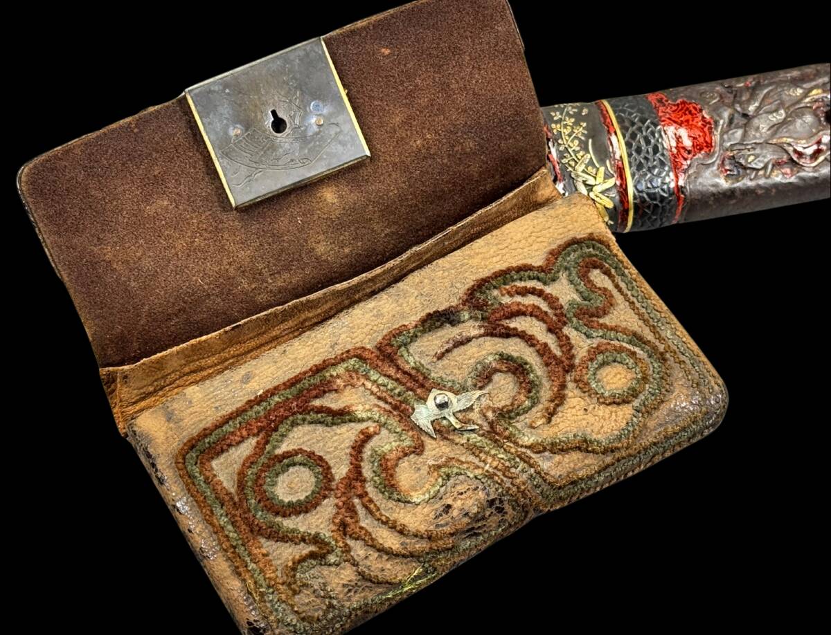 偲】喫煙具 金銀象嵌 煙管 煙草入れ 提げ物 緒締 彫刻 偲】喫煙具 金銀象嵌 煙管 煙草入れ 提げ物 緒締 彫刻