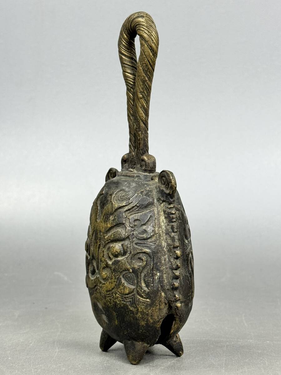 偲】銅鈴 銅製 黄銅 饕餮紋 鬼面 鈴 古銅 柄付神鈴 持鈴 神具 法 偲】銅鈴 銅製 黄銅 饕餮紋 鬼面 鈴 古銅 柄付神鈴 持鈴 神具 法