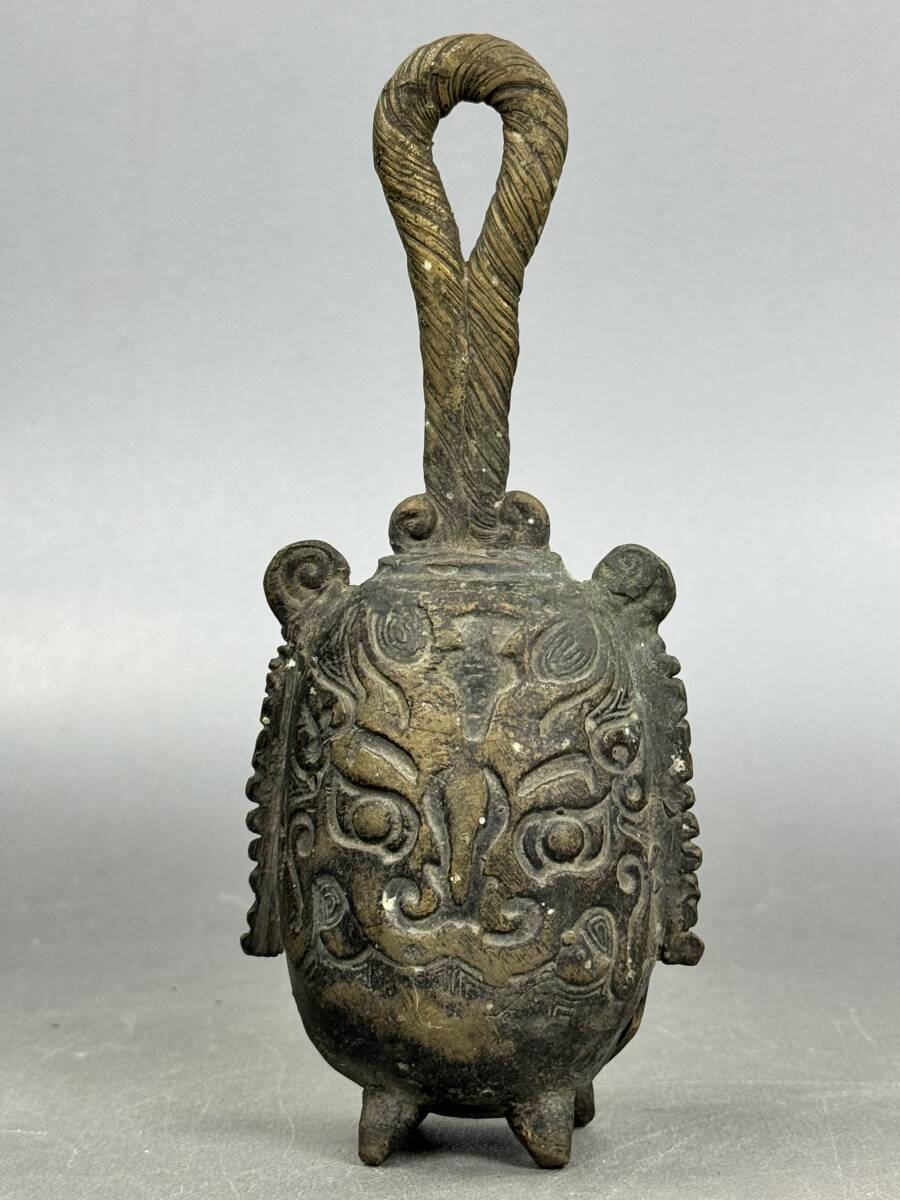 偲】銅鈴 銅製 黄銅 饕餮紋 鬼面 鈴 古銅 柄付神鈴 持鈴 神具 法 偲】銅鈴 銅製 黄銅 饕餮紋 鬼面 鈴 古銅 柄付神鈴 持鈴 神具 法