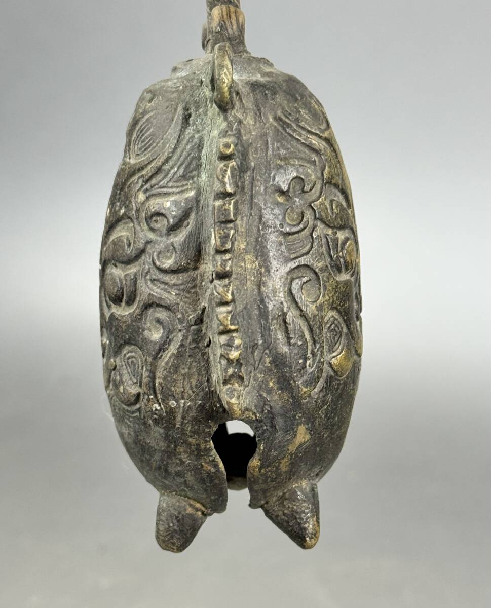 偲】銅鈴 銅製 黄銅 饕餮紋 鬼面 鈴 古銅 柄付神鈴 持鈴 神具 法 偲】銅鈴 銅製 黄銅 饕餮紋 鬼面 鈴 古銅 柄付神鈴 持鈴 神具 法