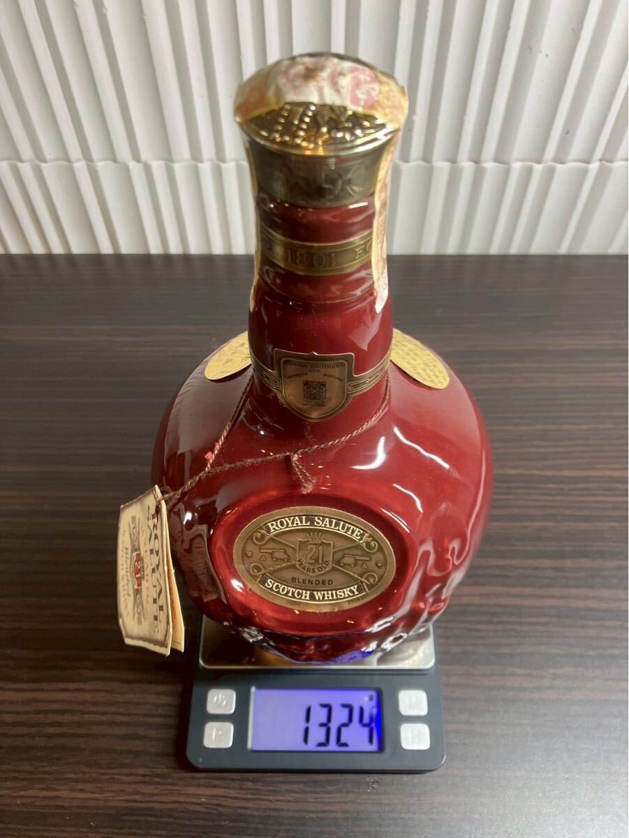 世山402 未開栓 ロイヤルサルート21年 赤 付属品付き ウイスキー 世山402 未開栓 ロイヤルサルート21年 赤 付属品付き ウイスキー