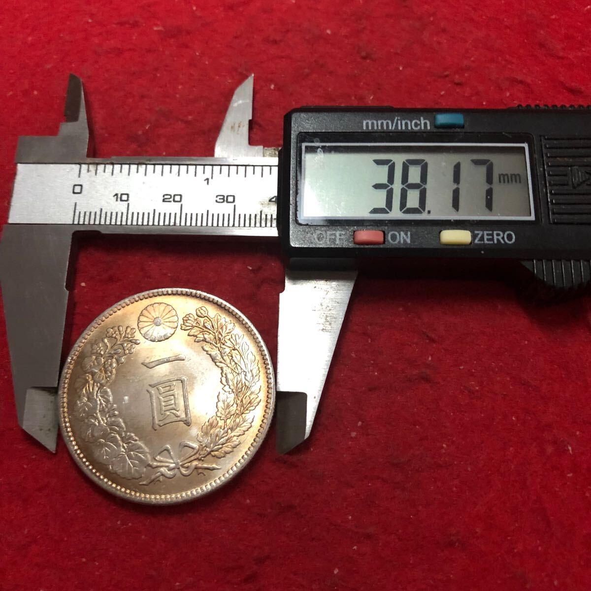 日本古銭 新1円銀貨 明治二十五年 明治25年 貨幣 竜 菊紋 貿易銀 日本古銭 新1円銀貨 明治二十五年 明治25年 貨幣 竜 菊紋 貿易銀
