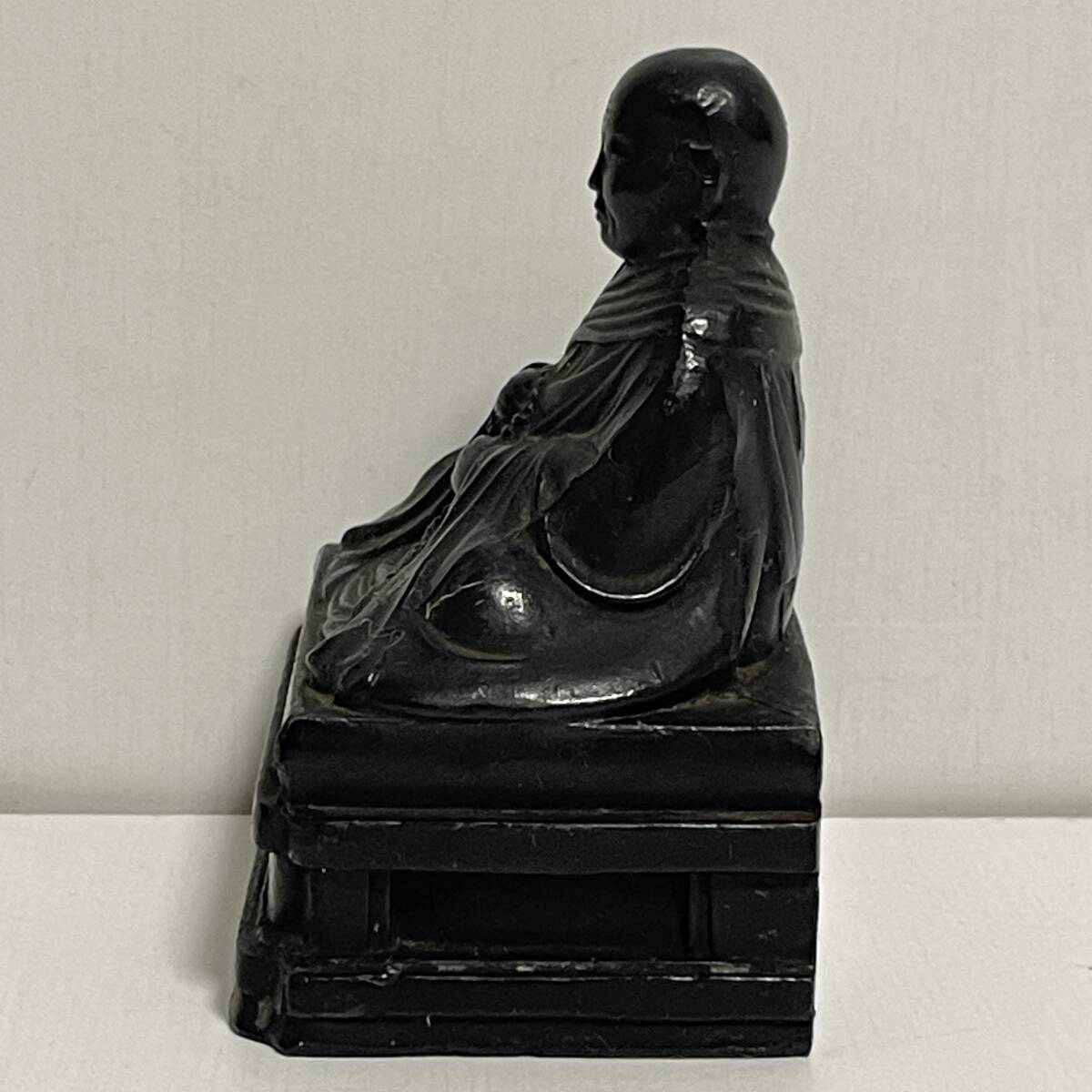 年代物／陶器製・弘法大師座像。台座は木製です。【昭和初期の物