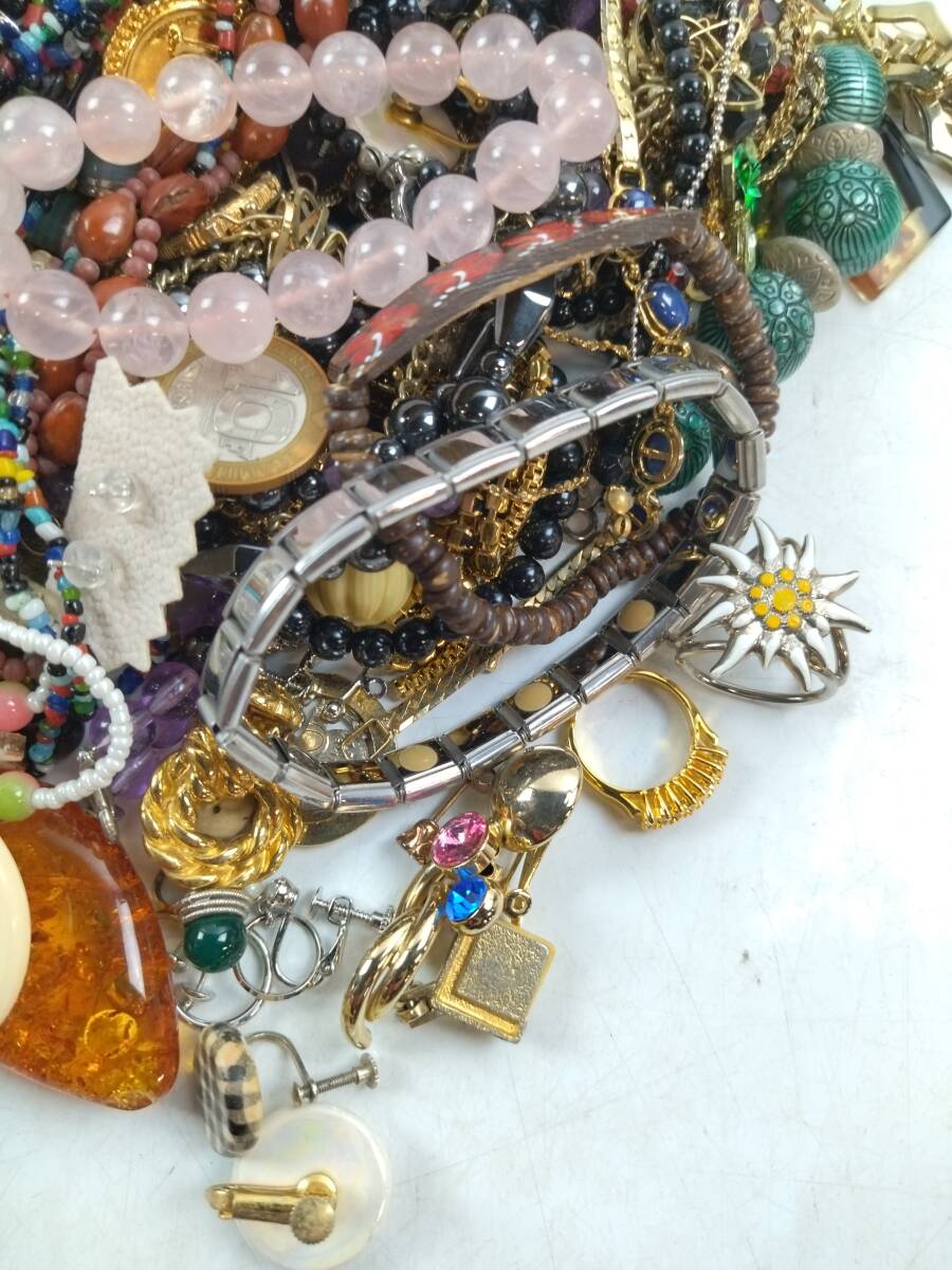 【2024春夏新色】 4-037】☆中古・現状品☆イミテーション アクセサリー 約3.2kg その他