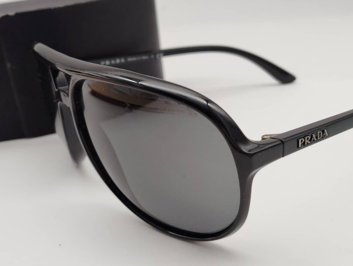 PRADA プラダ サングラス ブラック ロゴ 黒 SPR09M ケース付き PRADA プラダ サングラス ブラック ロゴ 黒 SPR09M ケース付き