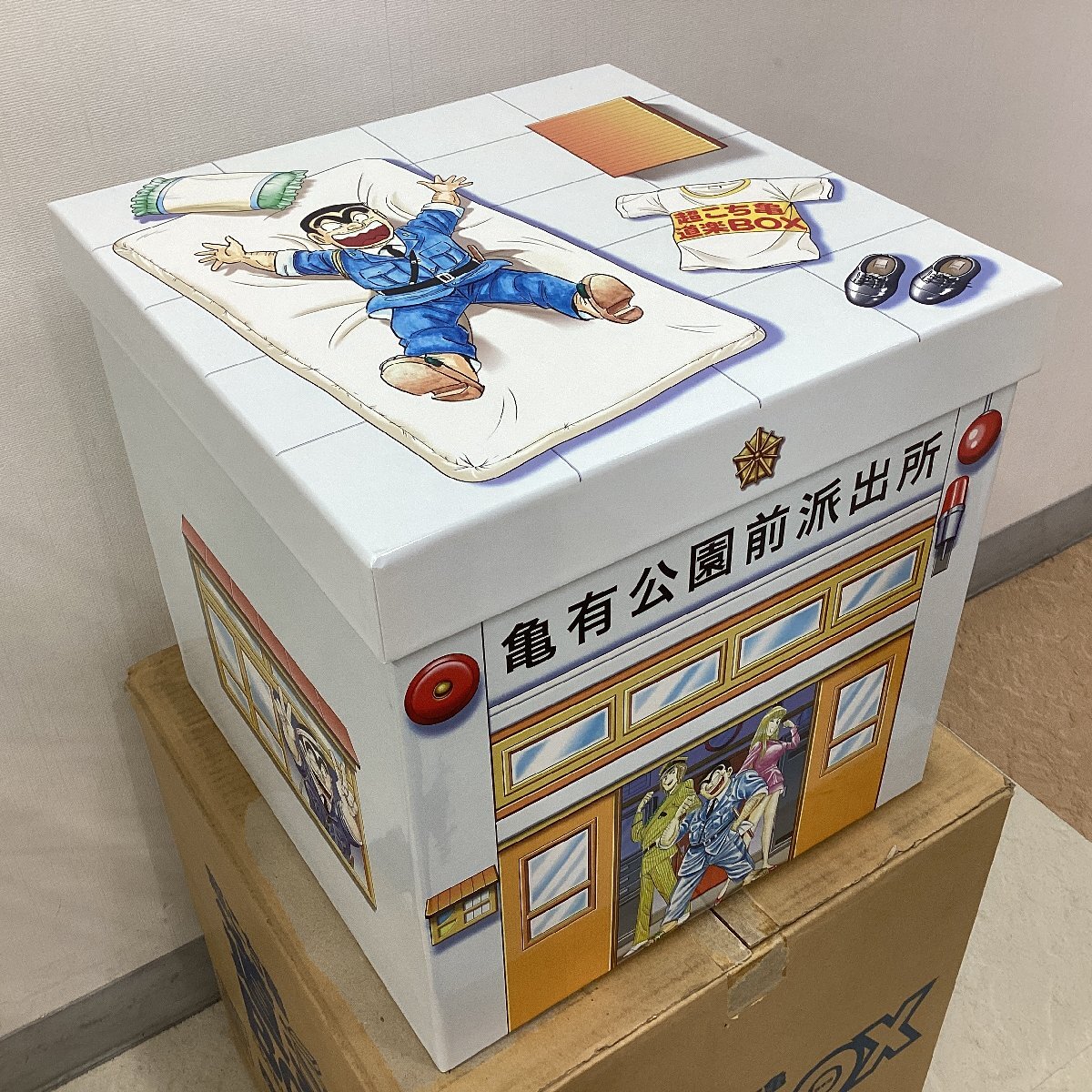 未使用　超こち亀　道楽BOX　秋本治　派出所型収納箱に9つのアイテム入り　両さん30周年記念像 ニューナンブ型テレビリモコン メンコ 等