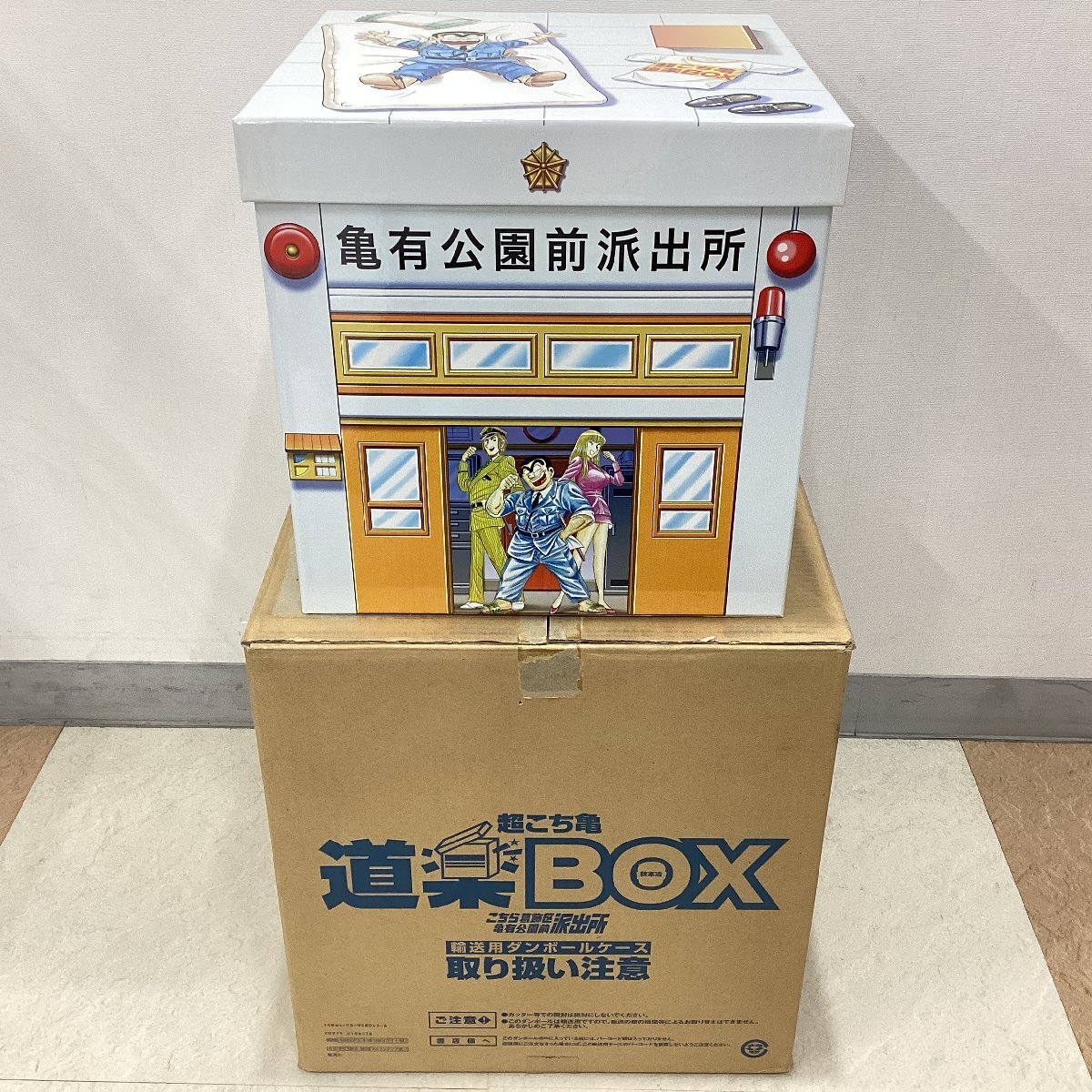 未使用　超こち亀　道楽BOX　秋本治　派出所型収納箱に9つのアイテム入り　両さん30周年記念像 ニューナンブ型テレビリモコン メンコ 等