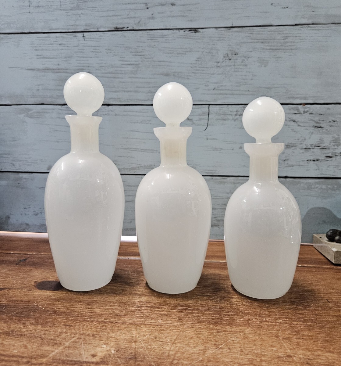 フランスアンティーク オパリンガラスの香水瓶 3本セット ボトル 蓋付き フランスアンティーク オパリンガラスの香水瓶 3本セット ボトル