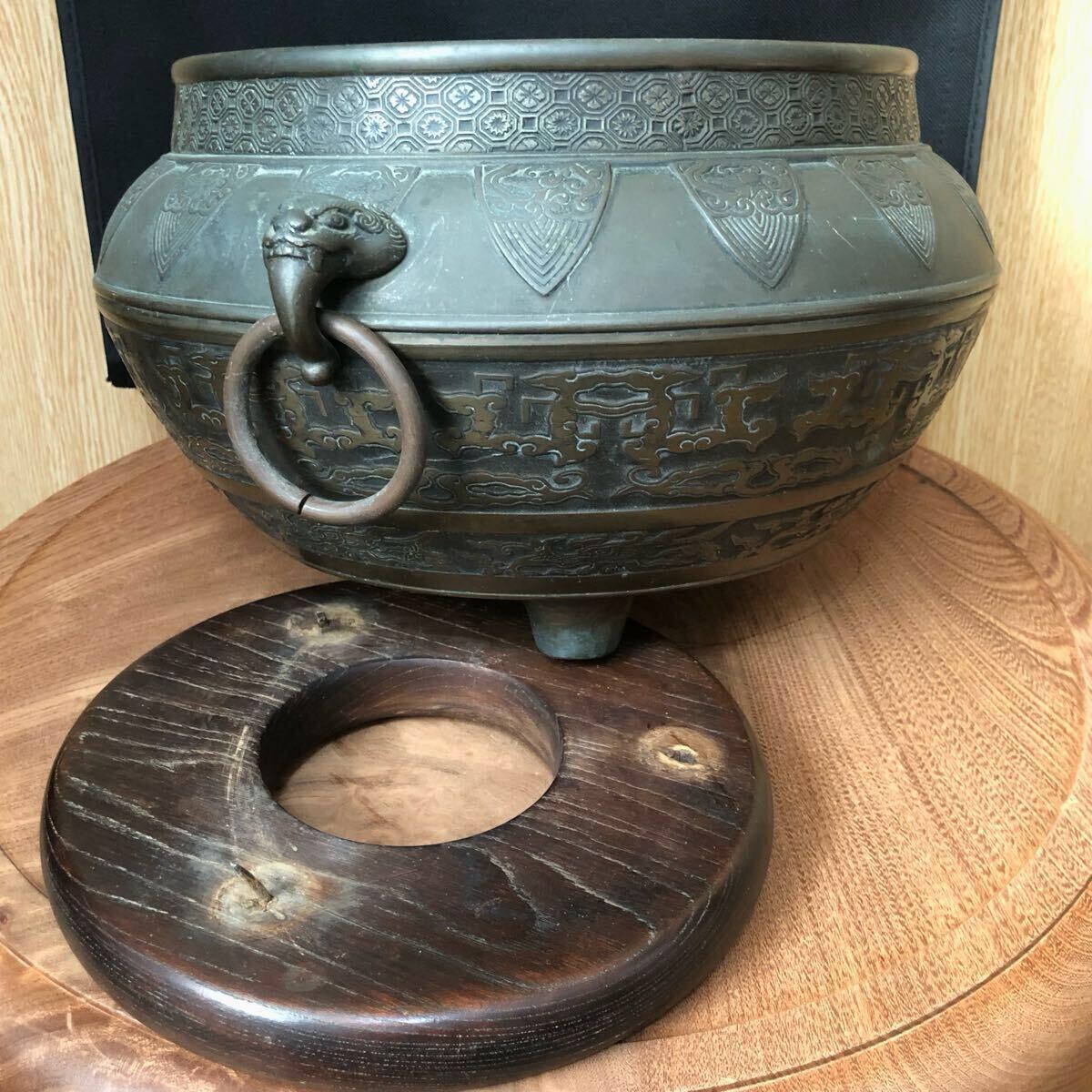 古銅】三ツ足 火鉢(鉄瓶掛け)・獅子耳 饕餮紋・茶道具(銅製 古銅】三ツ足 火鉢(鉄瓶掛け)・獅子耳 饕餮紋・茶道具(銅製
