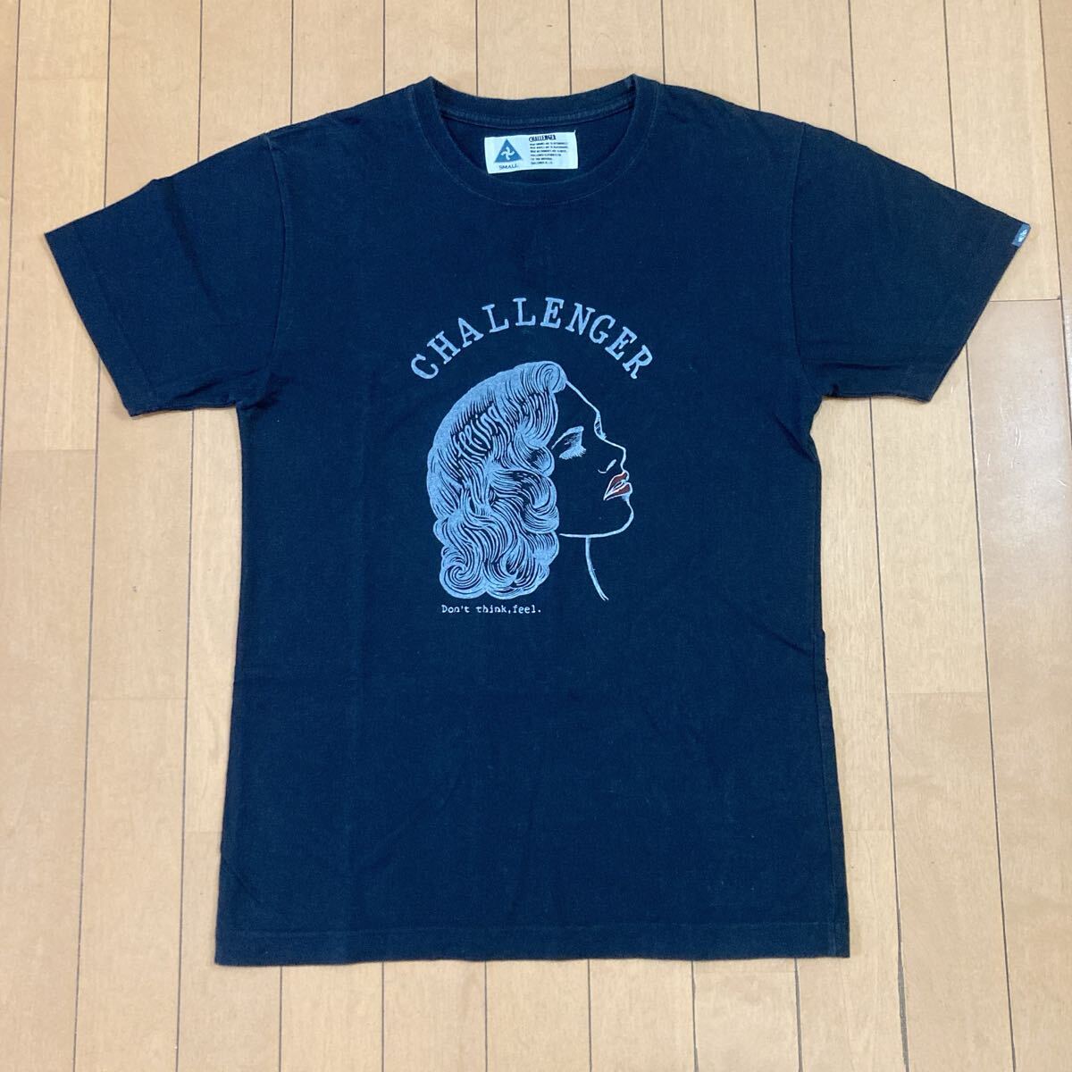 美品】CHALLENGER チャレンジャー プリントTシャツ ブラック 美品】CHALLENGER チャレンジャー プリントTシャツ ブラック