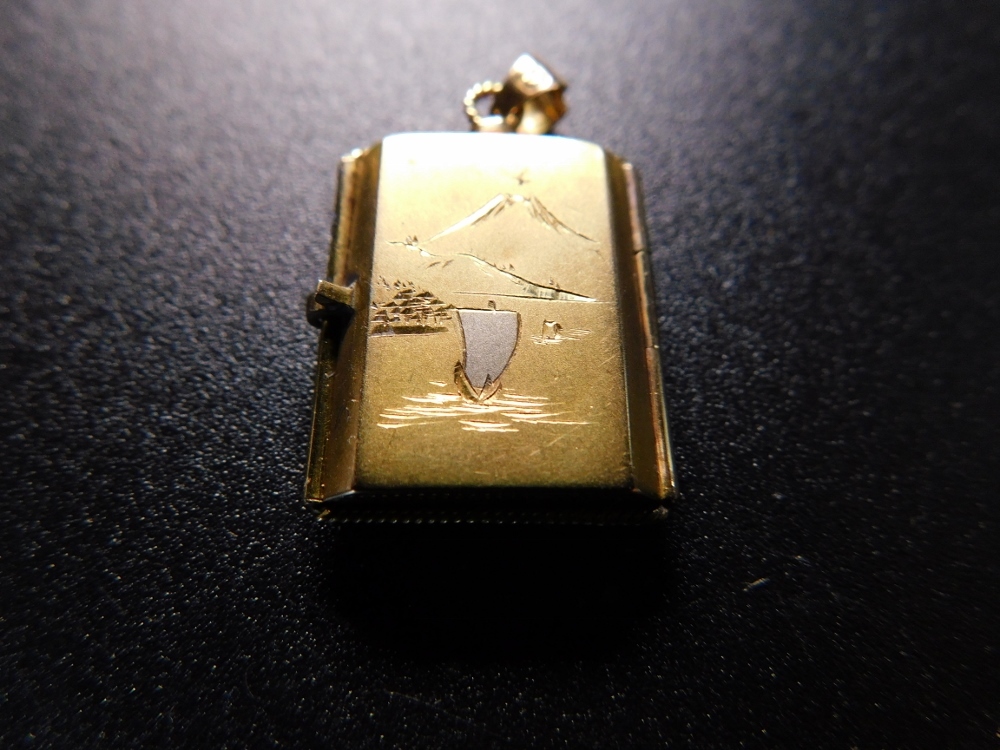 在銘 金工師彫 富士山 金細工 ロケット 方位磁石 K18刻印有 3.3 在銘 金工師彫 富士山 金細工 ロケット 方位磁石 K18刻印有 3.3
