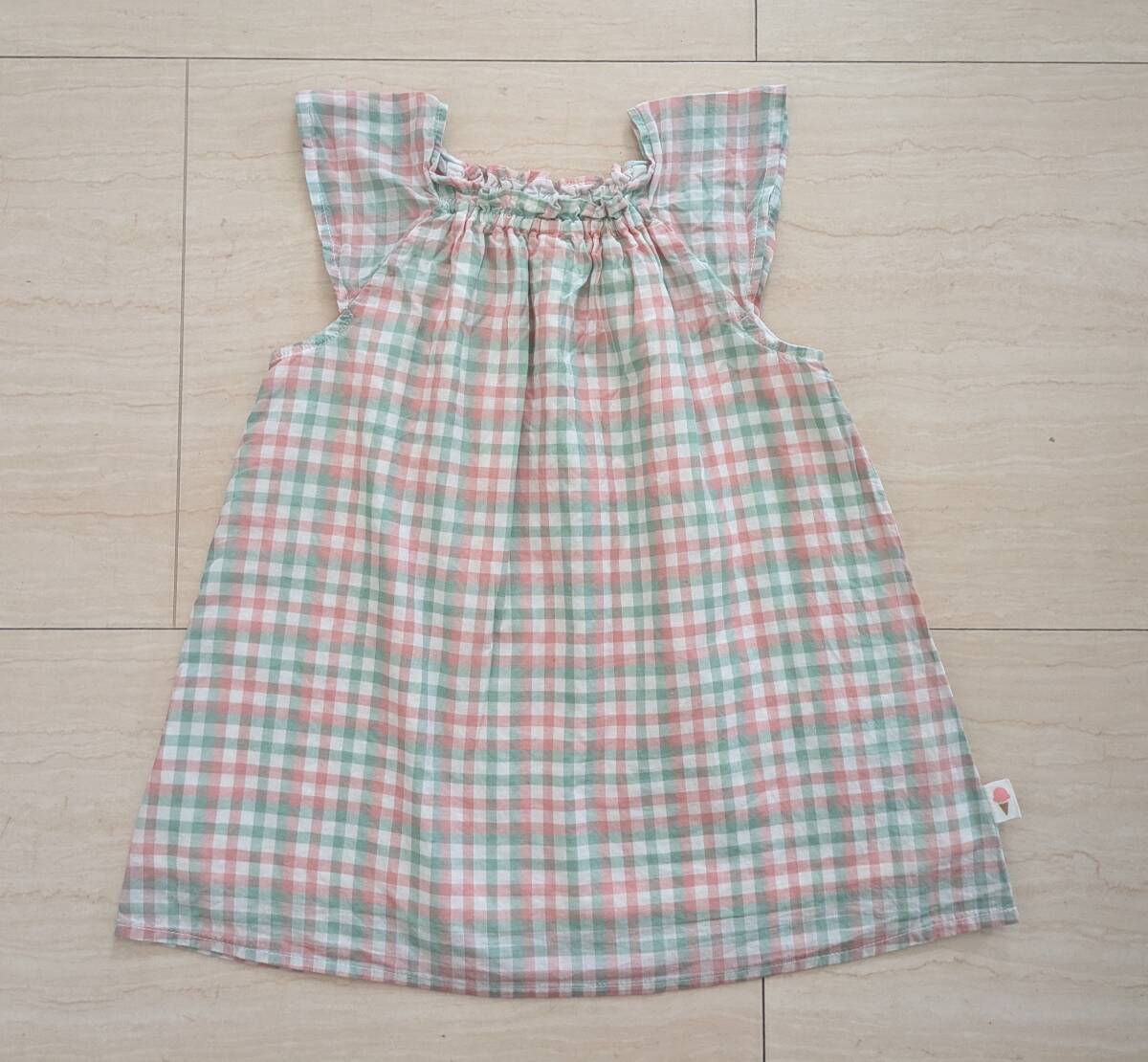 著用少　BeBe　ベベ　キュートなチェックのワンピース　サイズ90